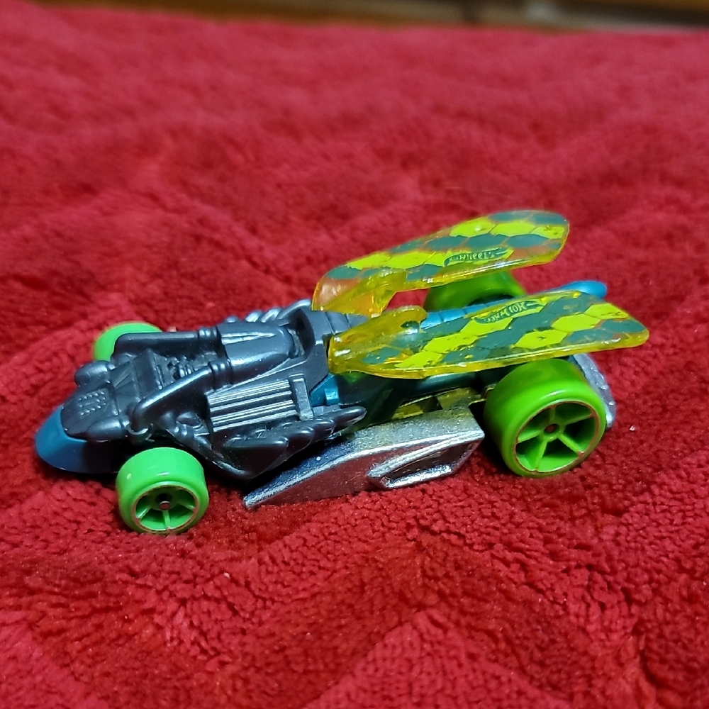 Hot Wheels- 2009 Draggin’ Tail- Green Dragon Fly wings, Loose.